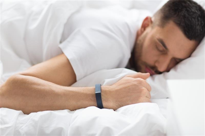 close-up-man-sleeping-with-activity-tracker